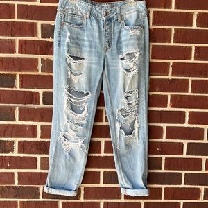 American Eagle distressed Tom girl jeans